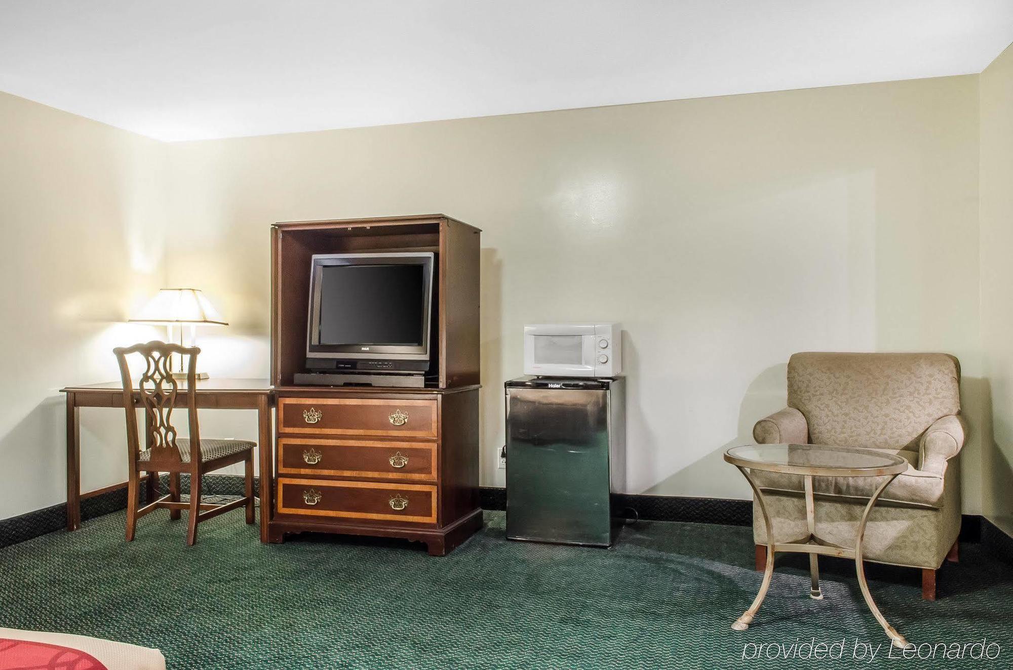 Econo Lodge Inn & Suites Denver Exterior photo