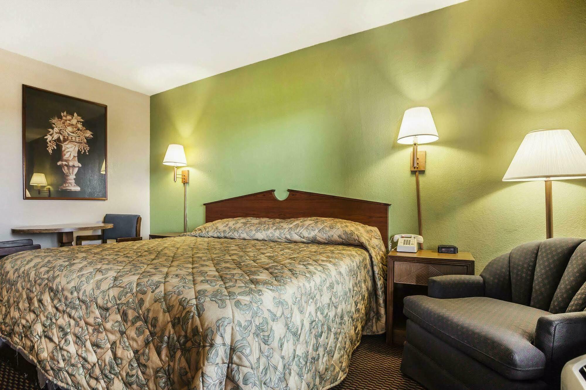 Econo Lodge Inn & Suites Denver Exterior photo