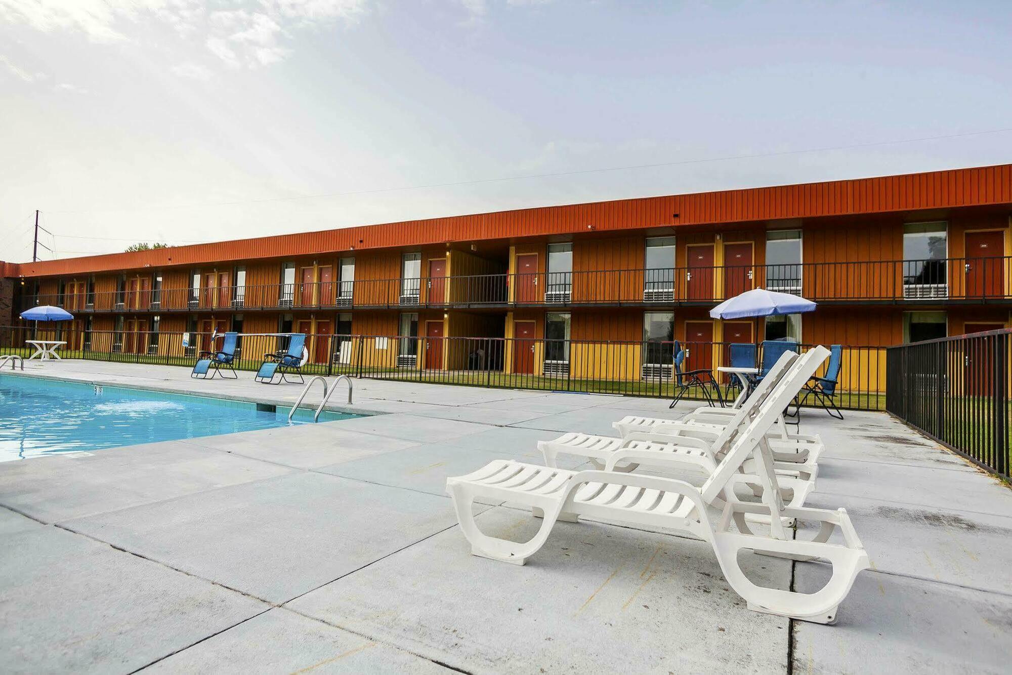 Econo Lodge Inn & Suites Denver Exterior photo